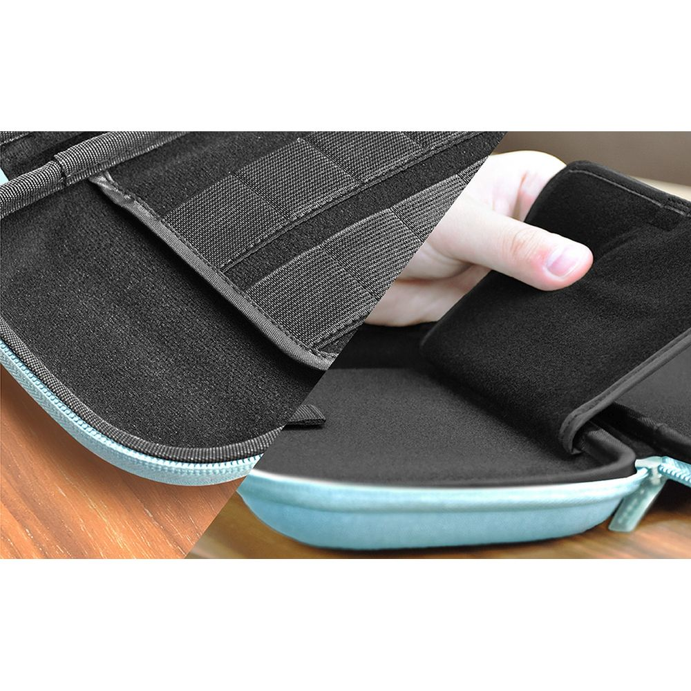 Un estuche azul claro con forro interior negro y correas elásticas.