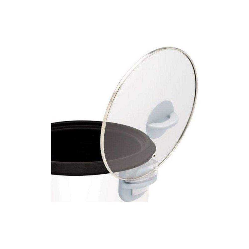 Un couvercle en verre avec poignée est entrouvert, révélant une cocotte noire.