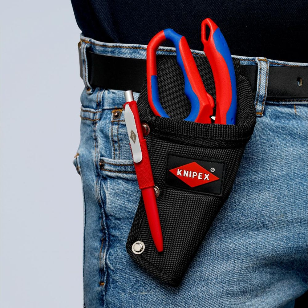 Ein Mann trägt eine Werkzeugscheide mit rotem Stift und Zange an seiner blauen Jeans.