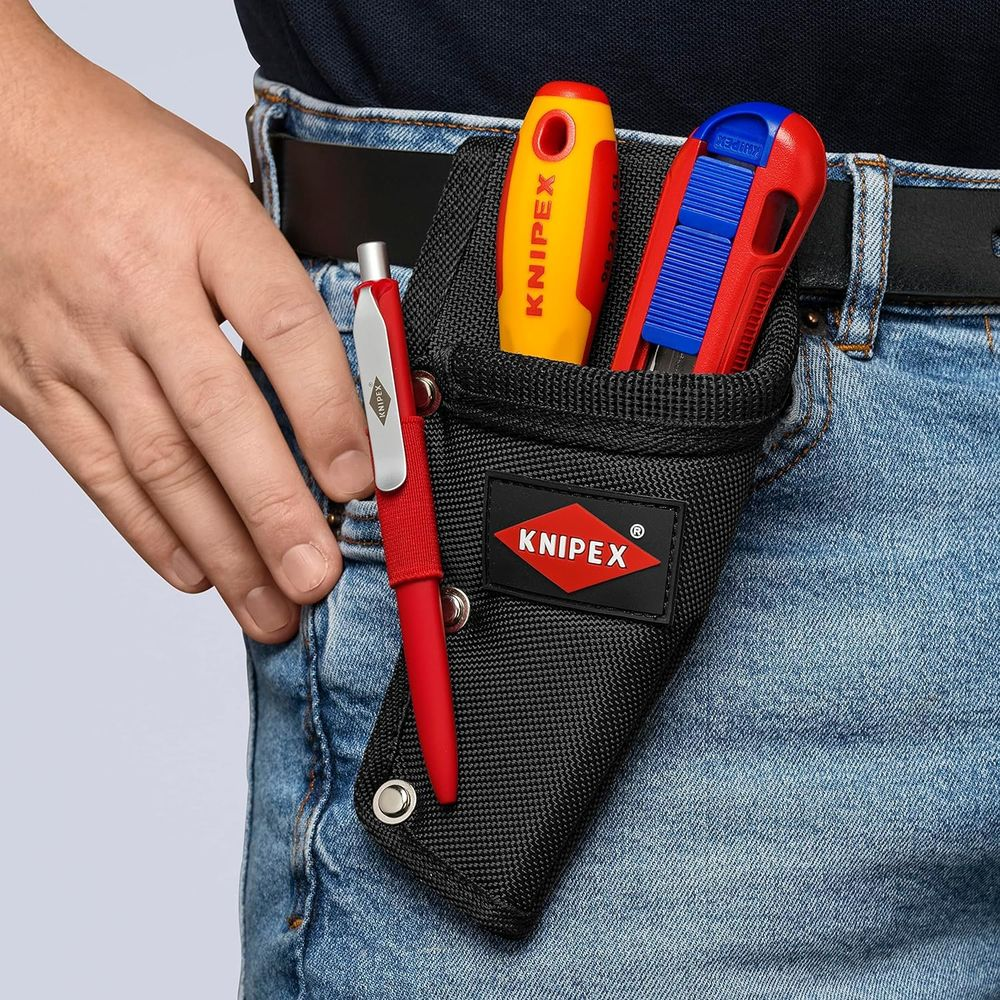 Werkzeugtasche mit Schraubendreher, Cutter und Stift an Jeans.