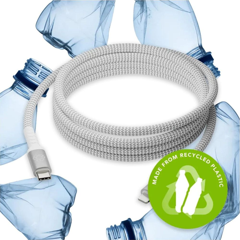 Szary kabel ładujący z recyklingowanego plastiku, otoczony przez zgniecione butelki PET.