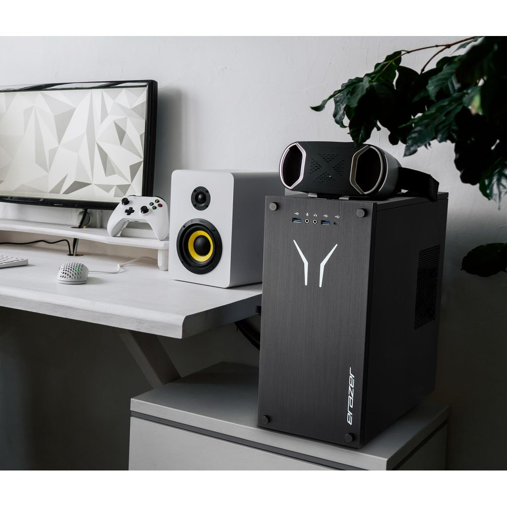 Una postazione da gioco con PC, monitor, controller, mouse e altoparlanti.