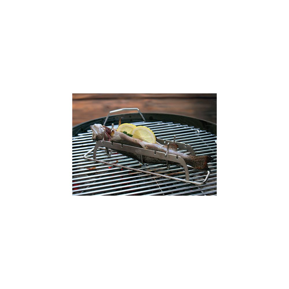 Ein Fisch mit Zitronenscheiben auf einem Grillrost.