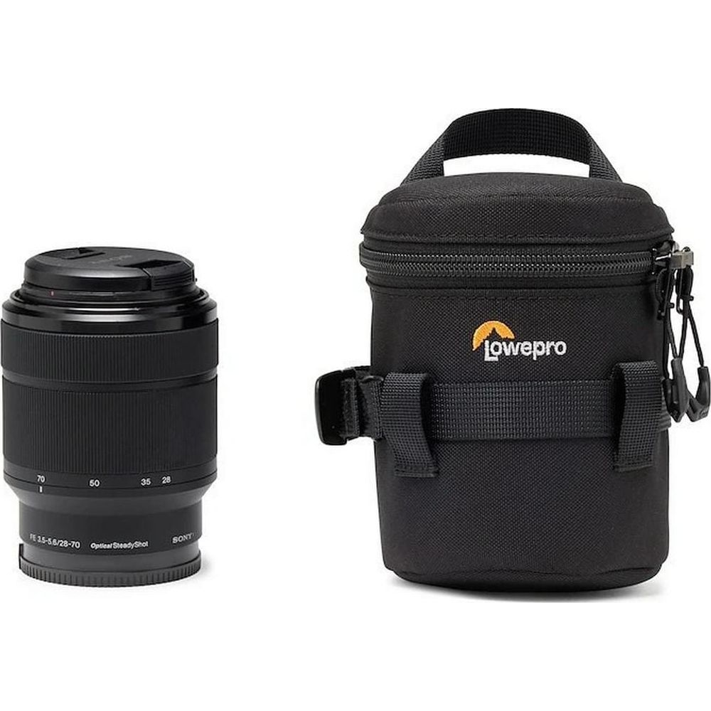 Un obiettivo per fotocamera nero accanto a una custodia Lowepro nera con manico.
