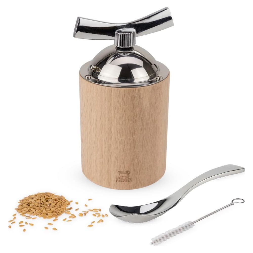Holzmühle mit Metall-Oberteil, Löffel und Bürste daneben.