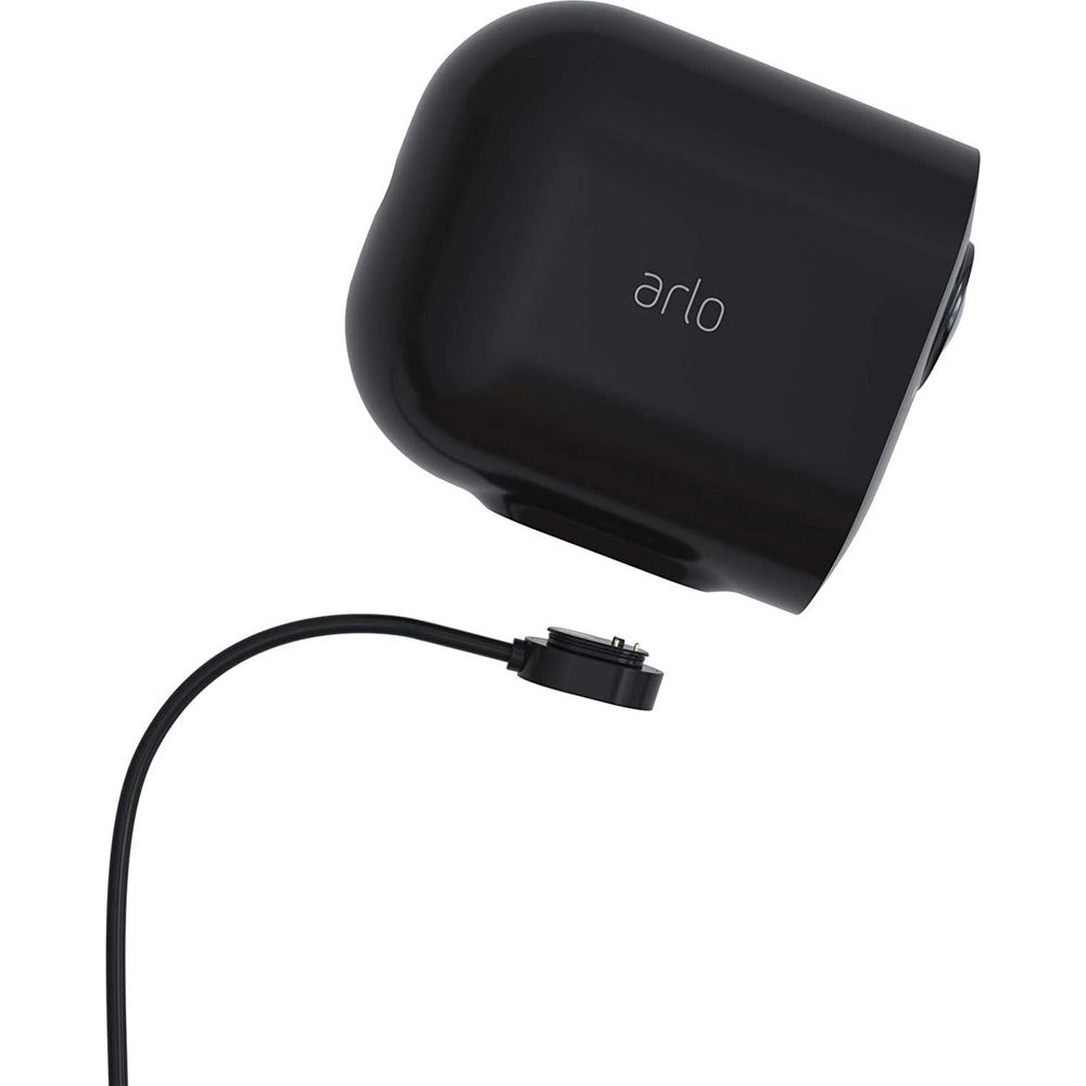 Schwarzes Arlo-Kameragehäuse mit Ladekabel und Stecker.
