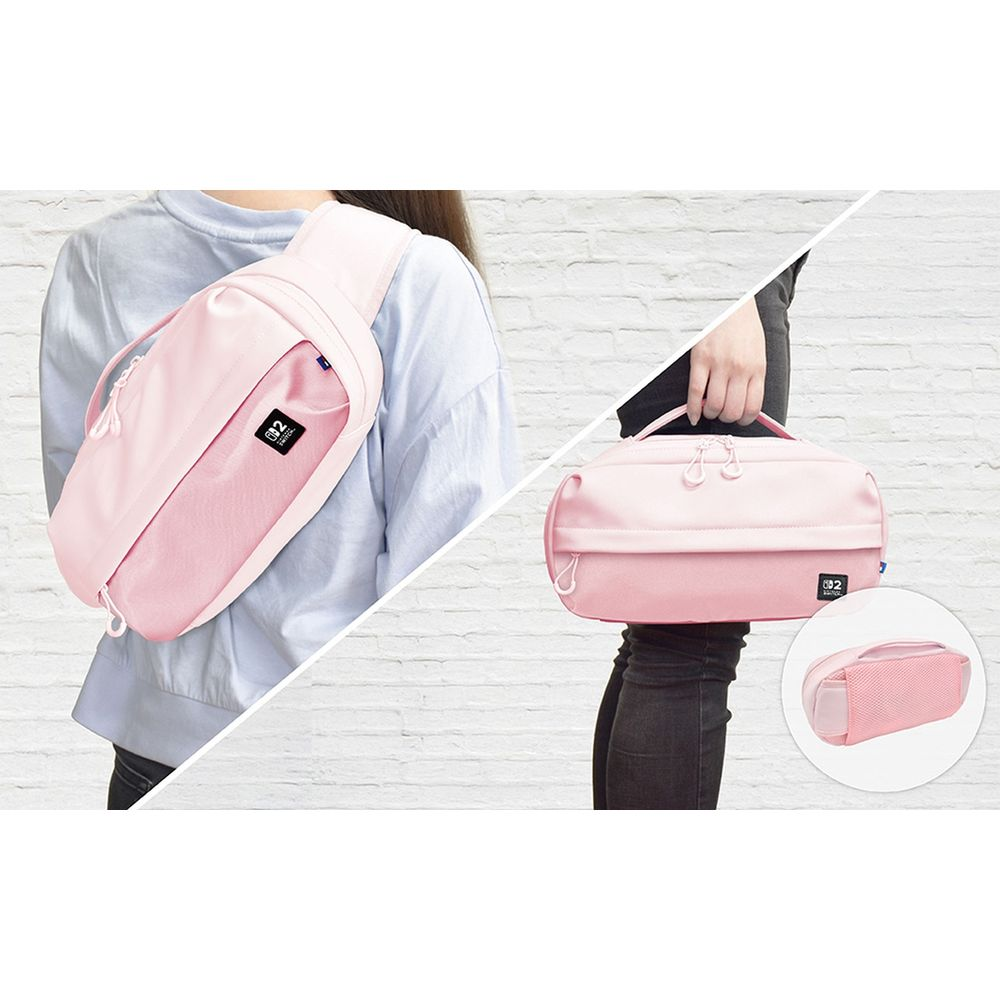 Dos vistas de un bolso rosa: bandolera sobre el hombro, bolso de mano con asa.