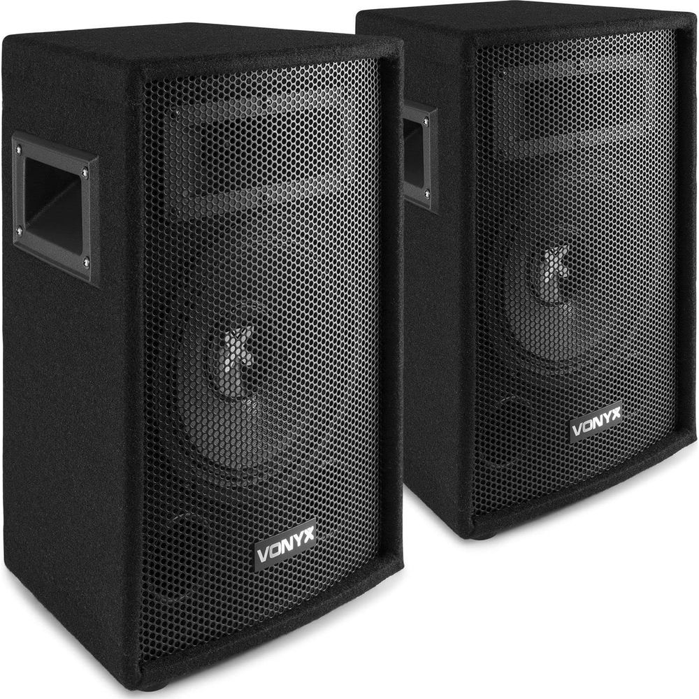 Dos altavoces VONYX negros con rejillas y asas metálicas.