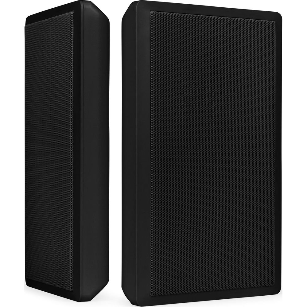 Dos altavoces rectangulares negros con rejillas de malla, uno angulado a la izquierda, sobre un fondo blanco.