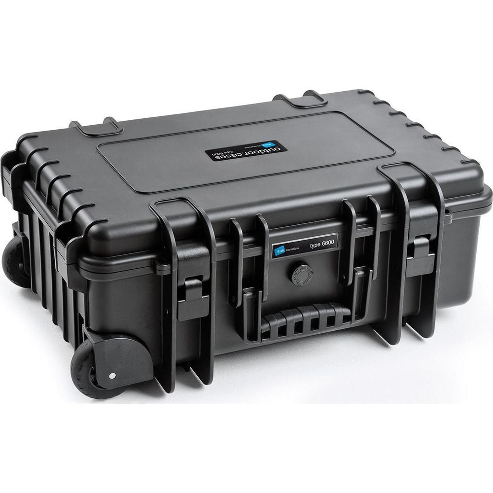 Eine schwarze Outdoor-Schutzbox mit Rädern und Griffen.