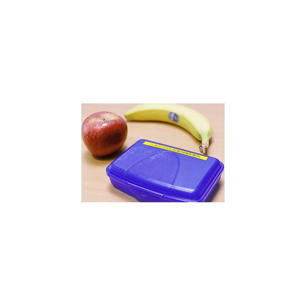 Una mela rossa, una banana e un portapranzo blu su un tavolo di legno.