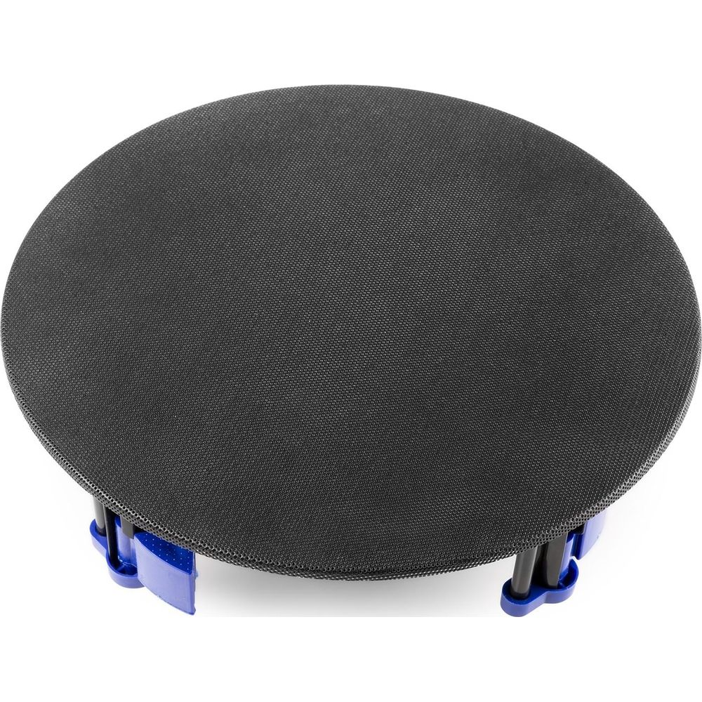 Una colchoneta redonda y negra de trampolín con soportes azules sobre fondo blanco.