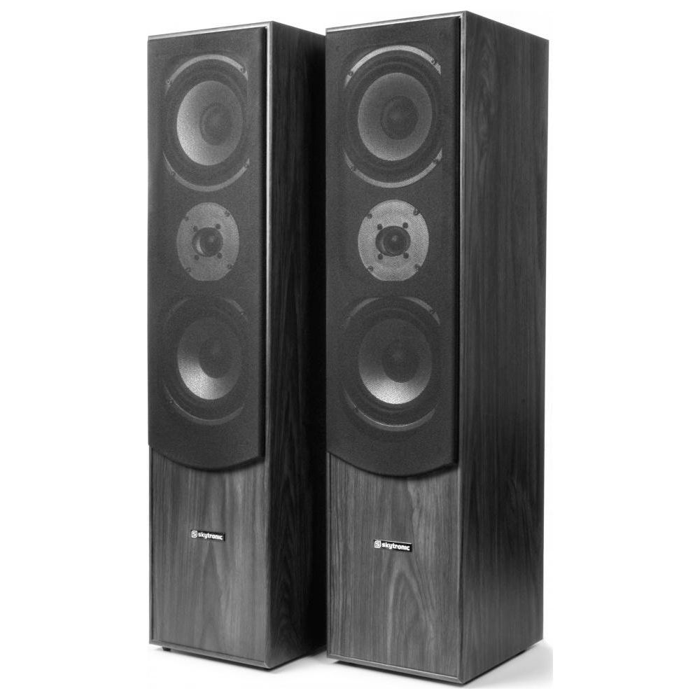 Dos altavoces de madera oscura con drivers plateados, uno al lado del otro.