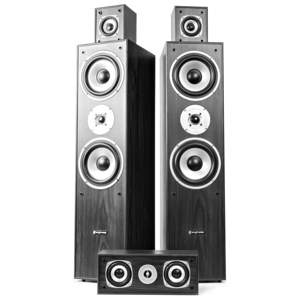 Tres cajas de altavoces de madera con conos plateados y carcasas negras.