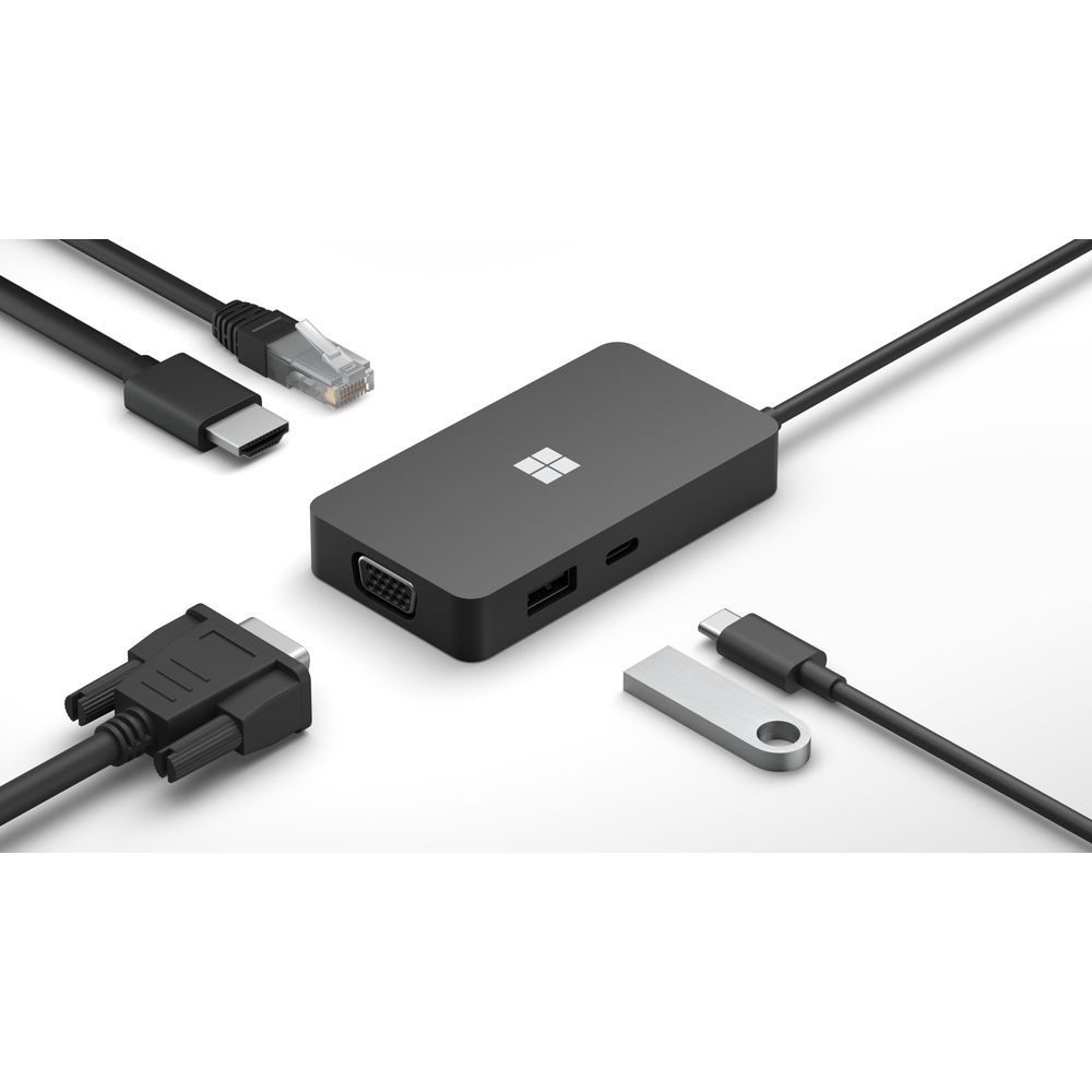 Ein dunkler USB-C-Hub mit Microsoft-Logo, umgeben von Kabeln und Adaptern.