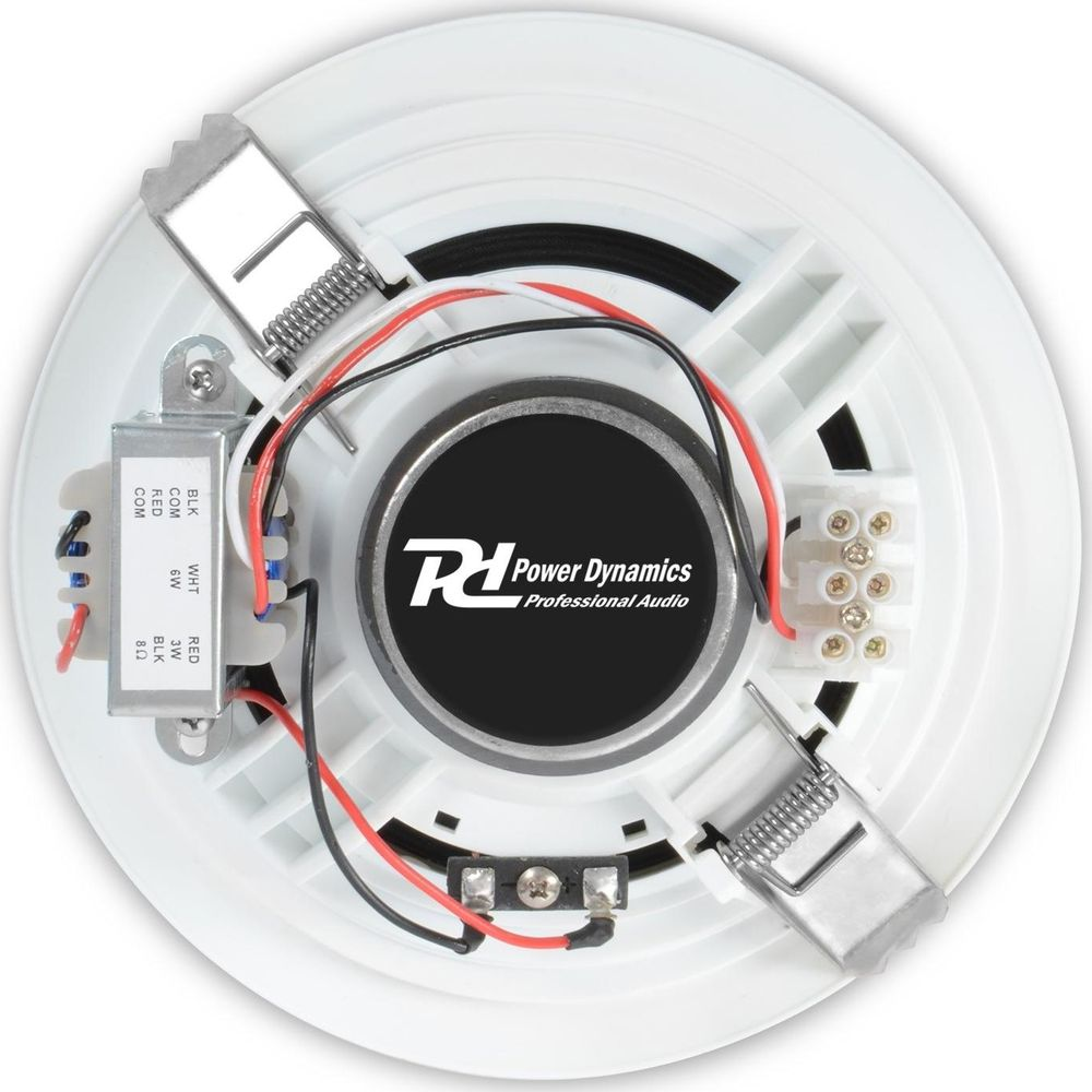 Un altavoz de techo blanco con el logo de Power Dynamics y cableado visible.