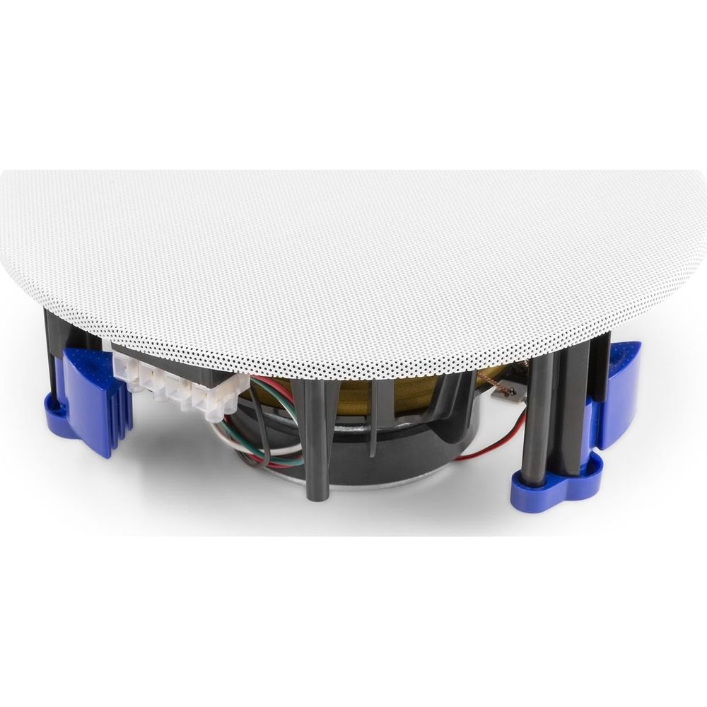 Un altavoz blanco con marco de montaje azul, cables y cono amarillo.