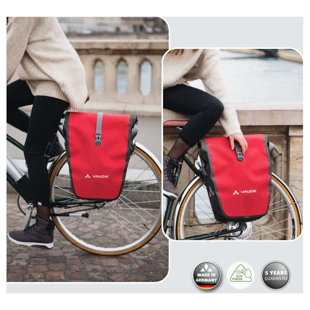 Torba rowerowa: Czerwona torba Vaude na bagażniku, osoba jedzie rowerem.
