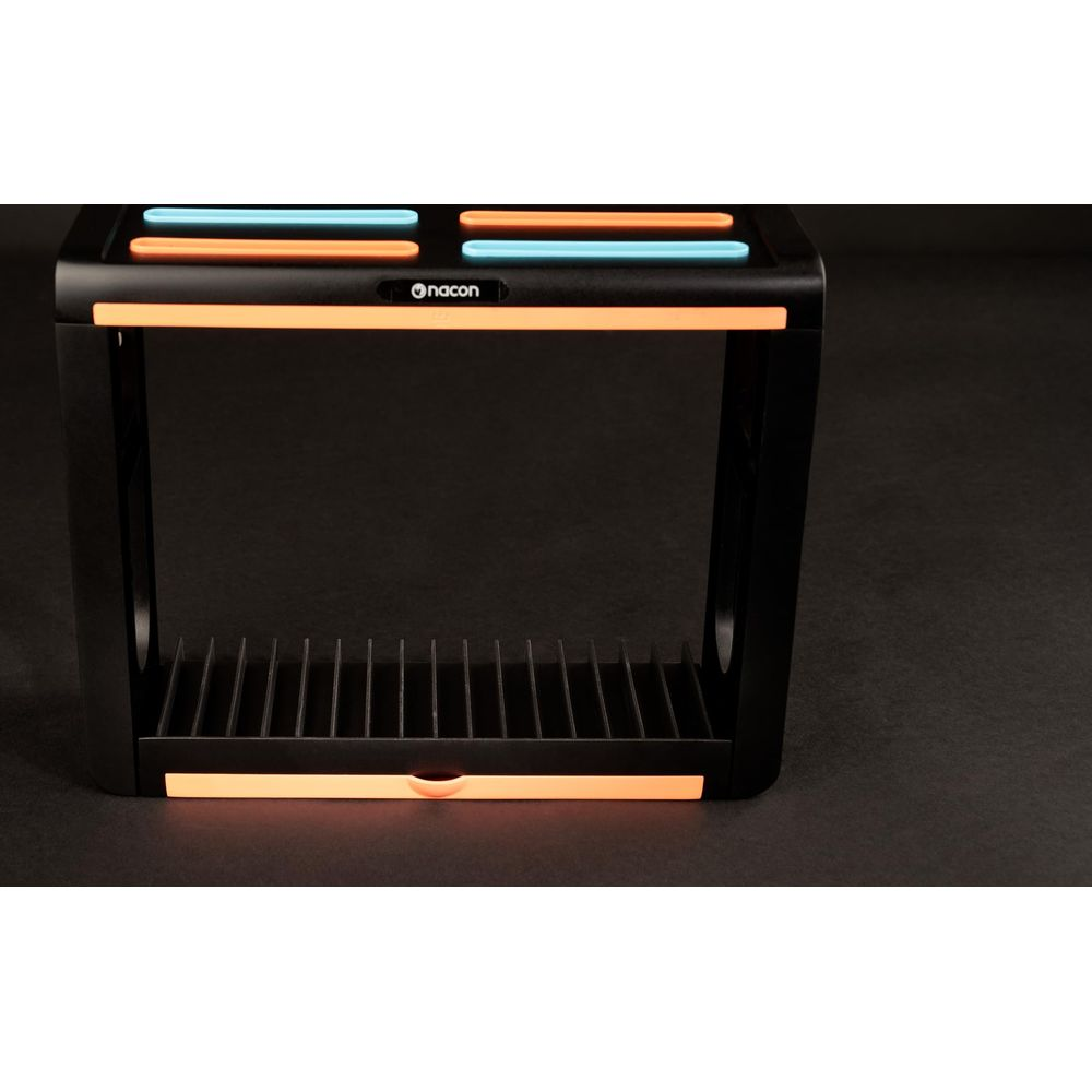 Soporte de carga negro con luces azules y naranjas. Indicadores de carga arriba.