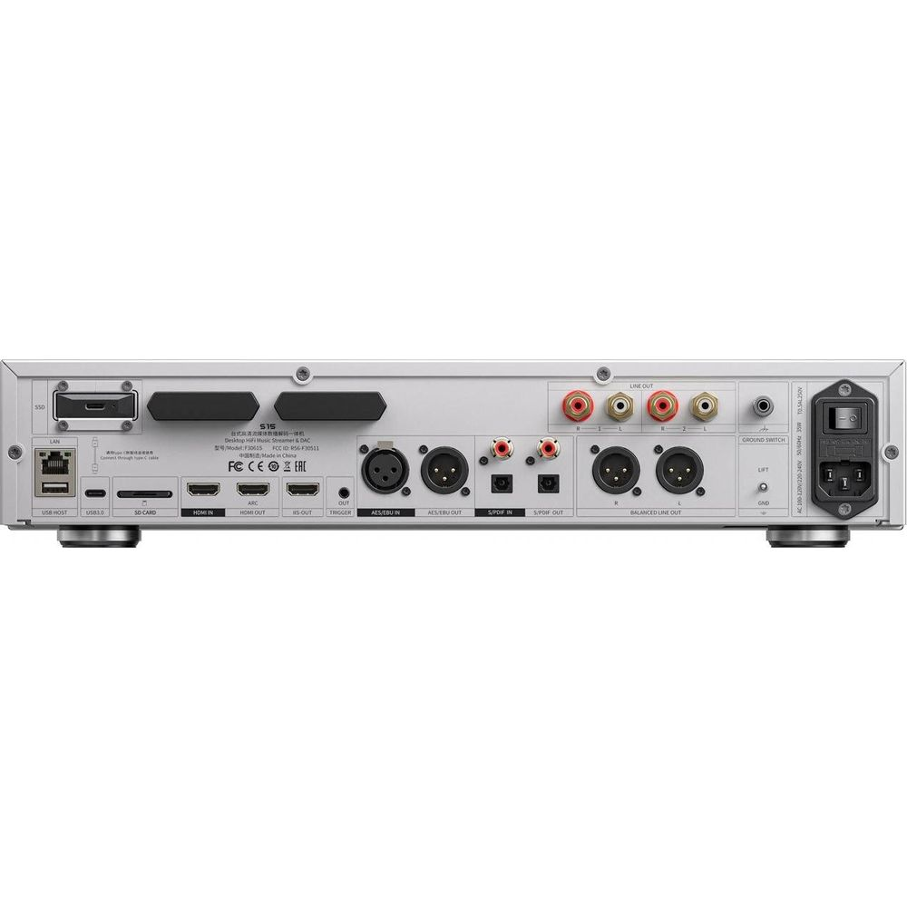 Reverso de un dispositivo de audio plateado con muchas conexiones como USB, LAN, HDMI y RCA.