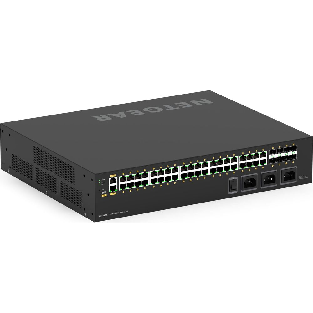 Uno switch di rete nero con molte porte Ethernet e prese elettriche.