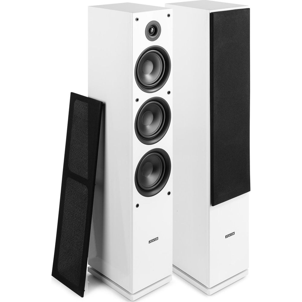 Dos altavoces blancos de pie con conos negros y frentes extraíbles.