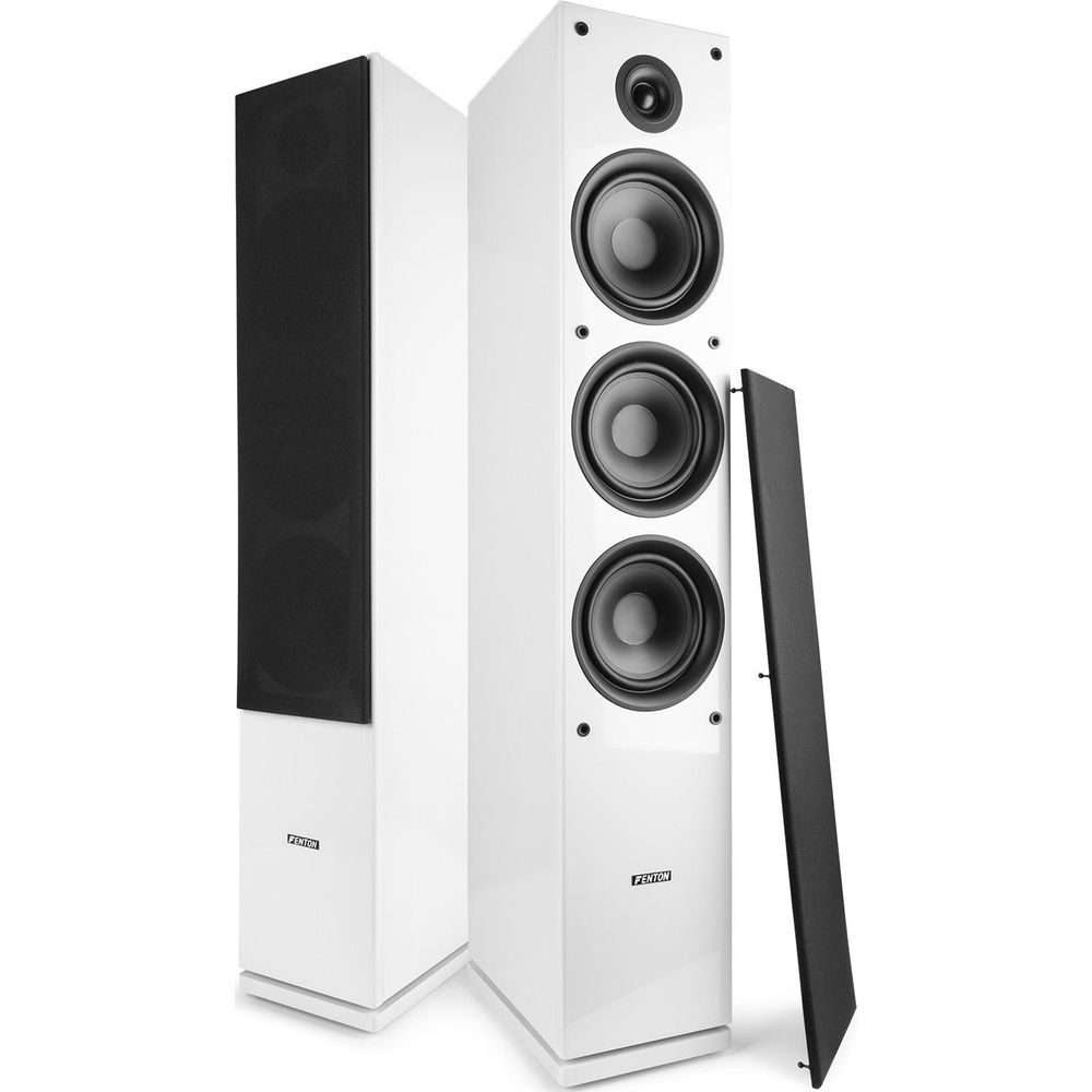 Dos altavoces de suelo blancos con frentes negros y tres drivers.