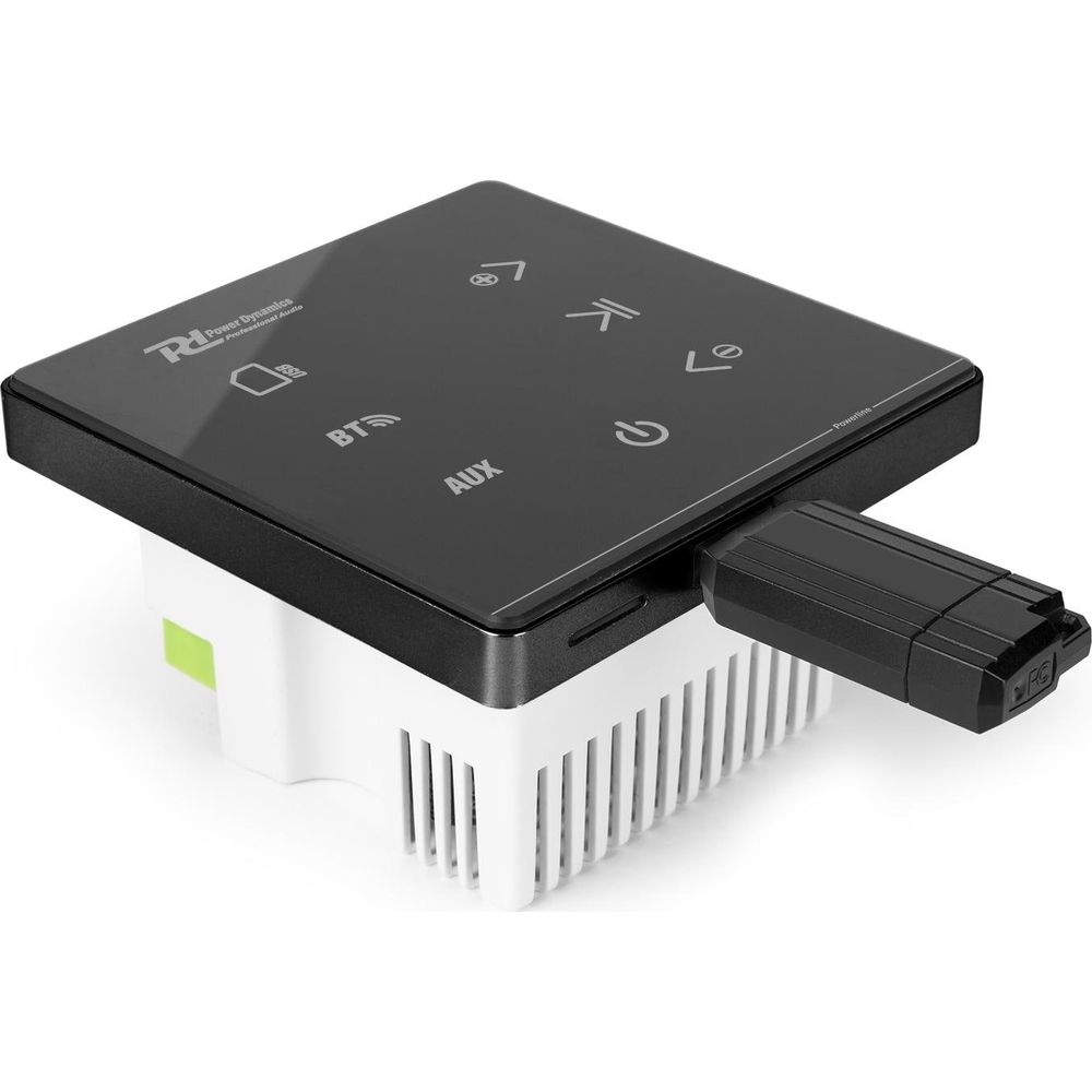 Un dispositivo de audio negro con botones y una memoria USB conectada.