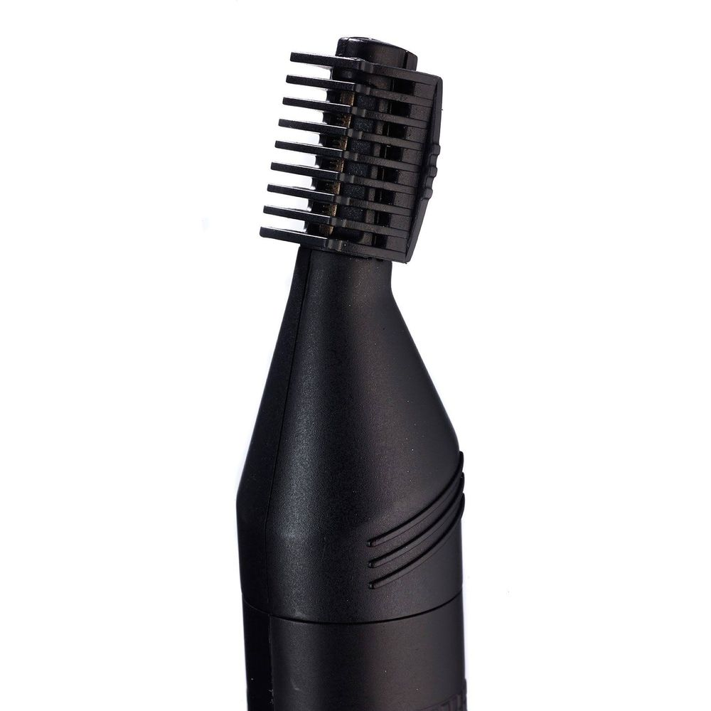 Gros plan d'une tondeuse noire avec un sabot sur fond blanc.