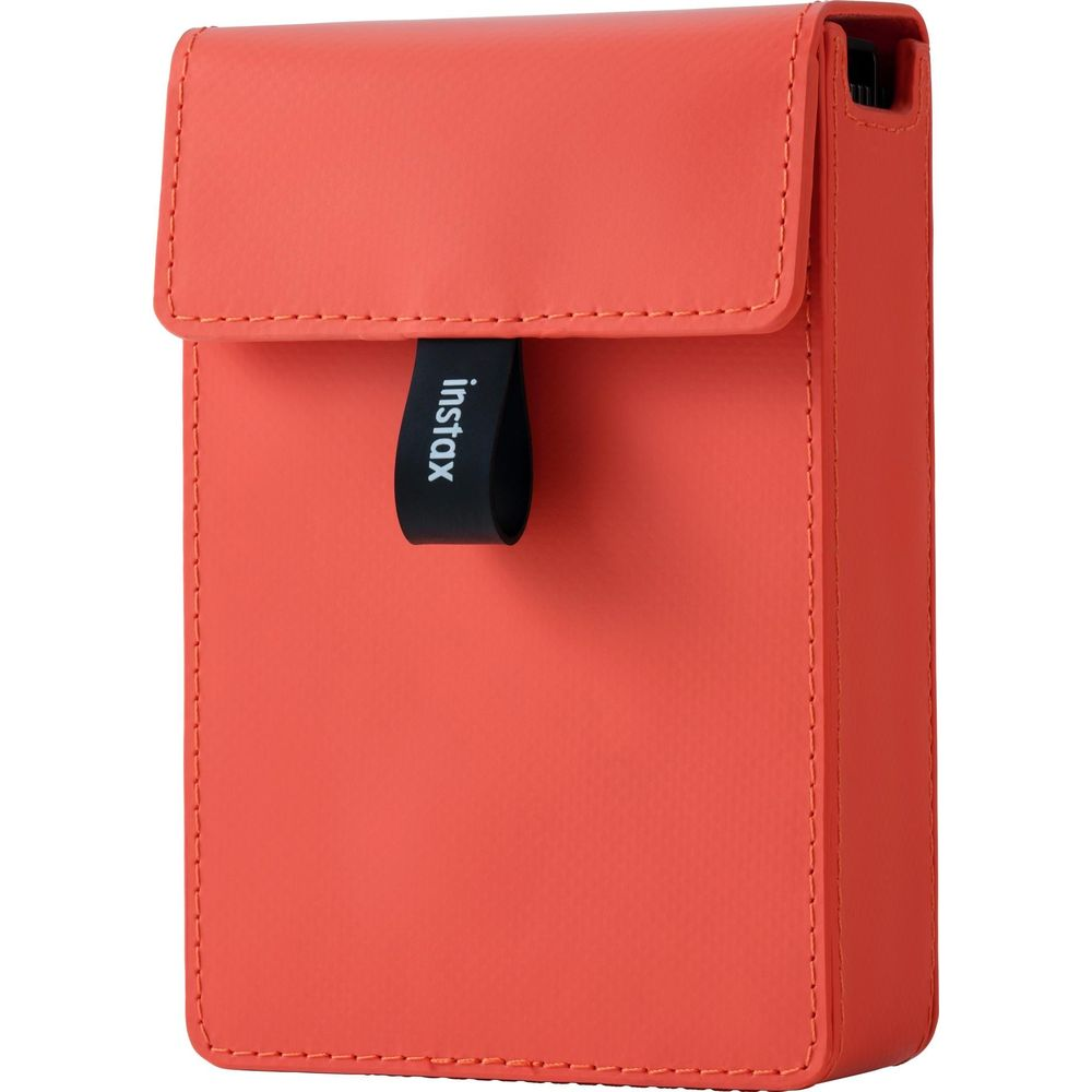Orangefarbene Tasche mit schwarzem "Instax"-Etikett und Klappe.