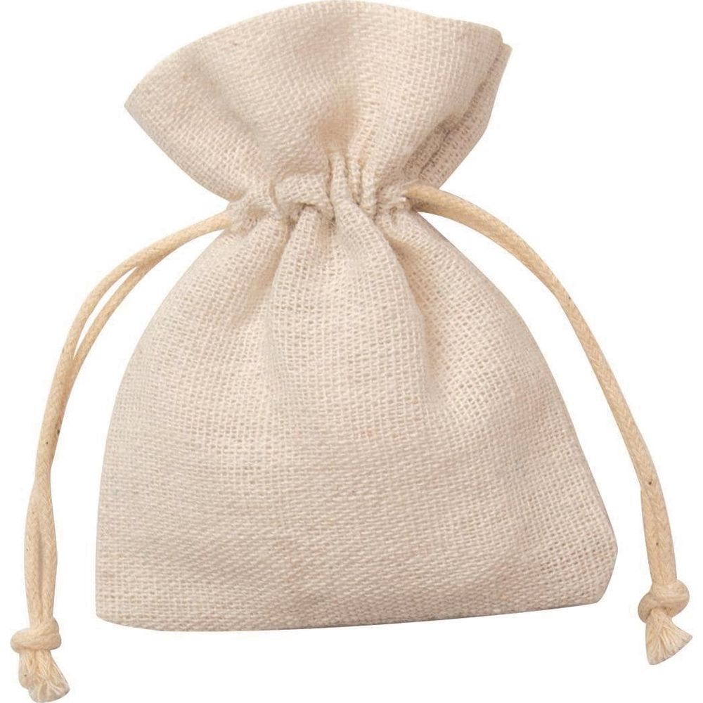 Mała, beżowa torba płócienna na sznurek, na białym tle.