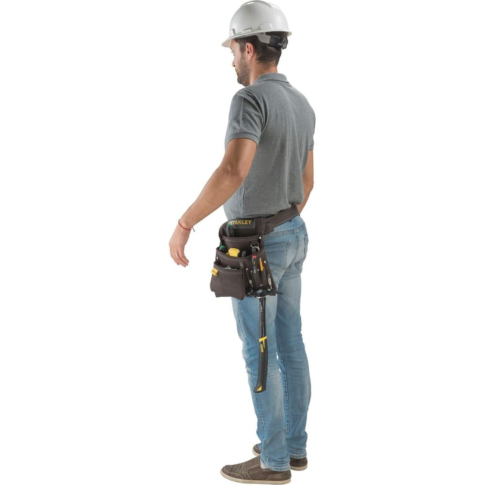 Hombre con cinturón de herramientas y casco, martillo en el cinturón.