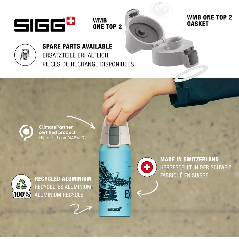 Eine blaue Sigg-Flasche mit einem Adler-Design, gehalten von einer Hand.