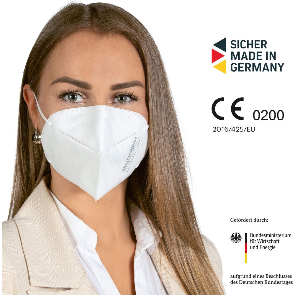 Kobieta w białej masce FFP2, pieczęć Made in Germany, znak CE i pieczęć ministerstwa.