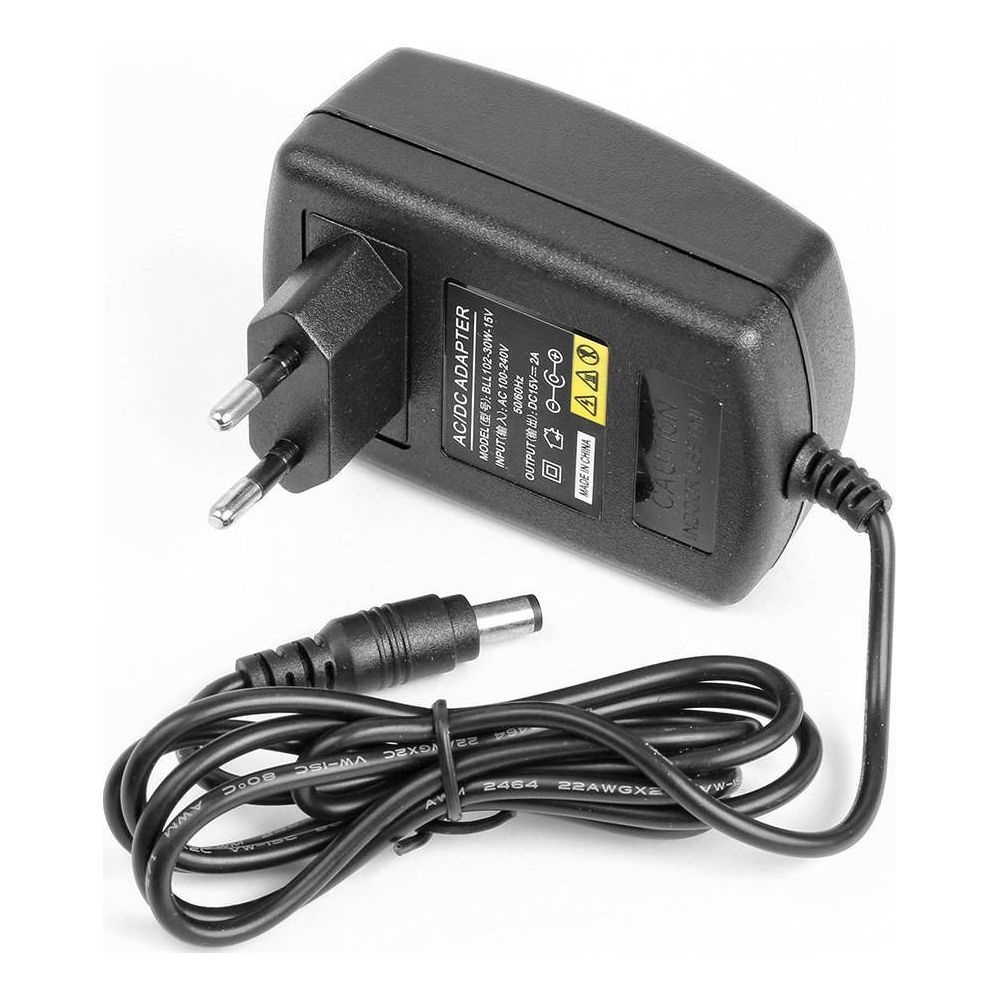 Adaptador AC/DC negro con cable y enchufe, etiquetado con modelo y especificaciones.
