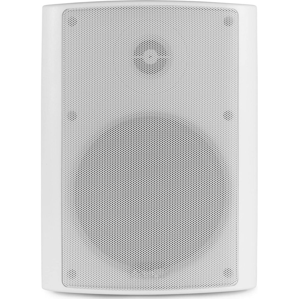 Un altavoz blanco con rejilla perforada, fondo blanco.