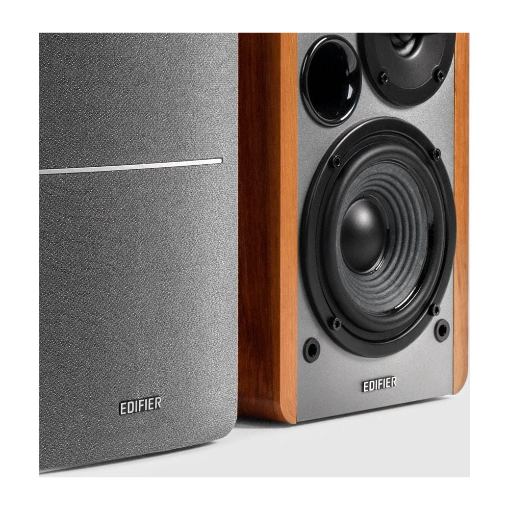 Dwa głośniki Edifier szczegółowo, jeden z drewnianą ramą i przetwornikami, drugi szary.