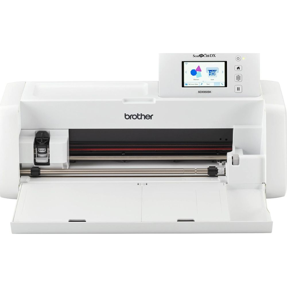 Ein weißer Brother ScanNCut SDX950SK Schneideplotter mit Touchscreen und Zubehör.