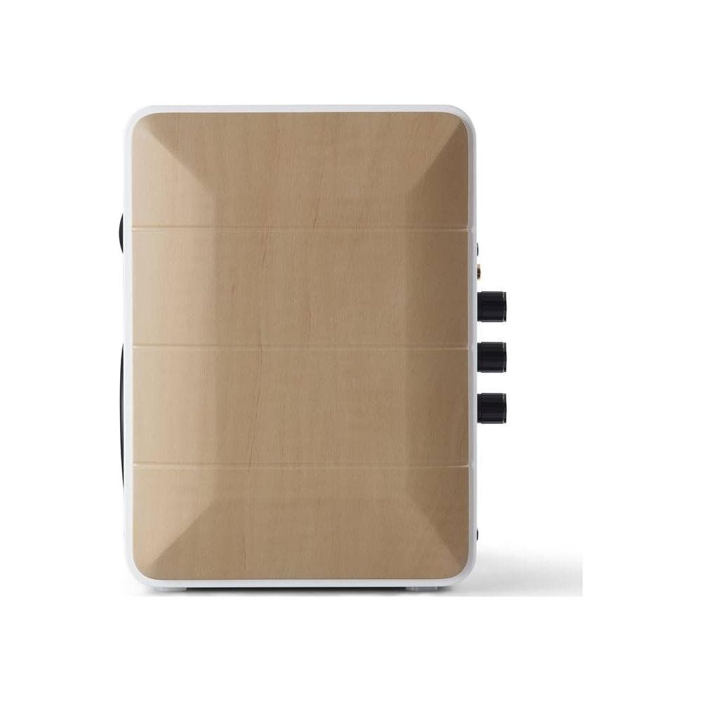 Biały głośnik z teksturą drewna i trzema czarnymi pokrętłami z boku.