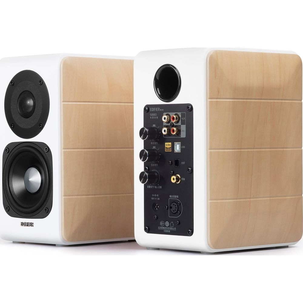 Dwa białe głośniki z drewnianymi elementami. Jeden pokazuje przód z przetwornikami, drugi tył z portami.