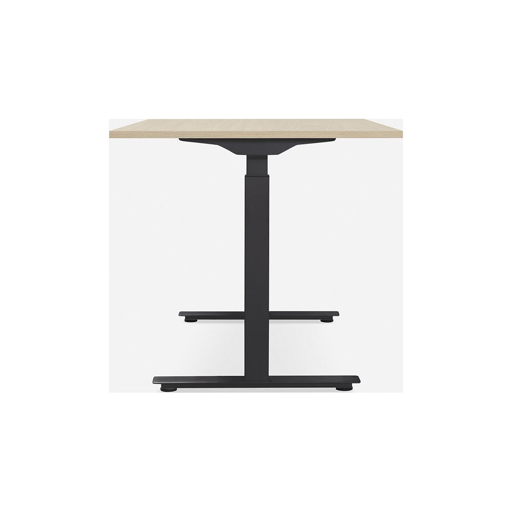 Ein höhenverstellbarer Schreibtisch mit heller Holzplatte und schwarzem Metallgestell.