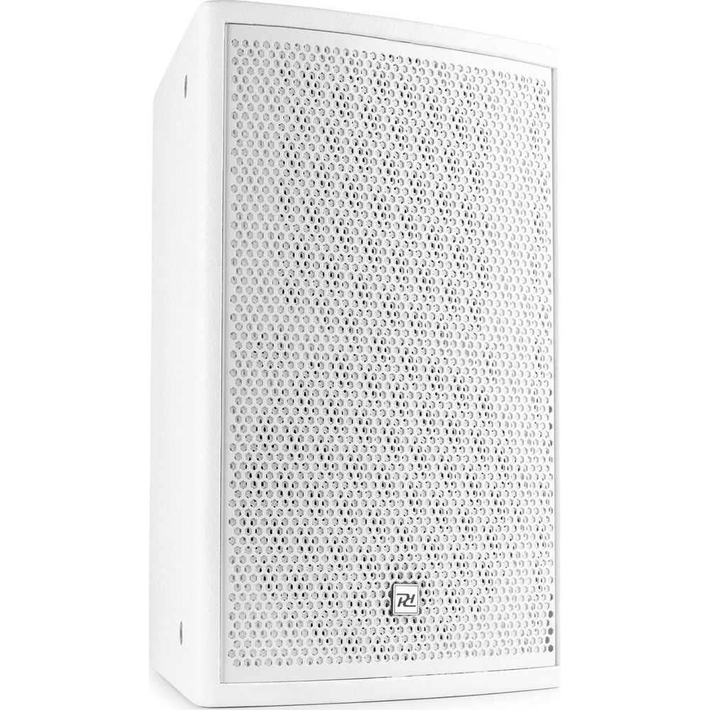 Un altavoz blanco con frente perforado y un logo en la parte inferior.