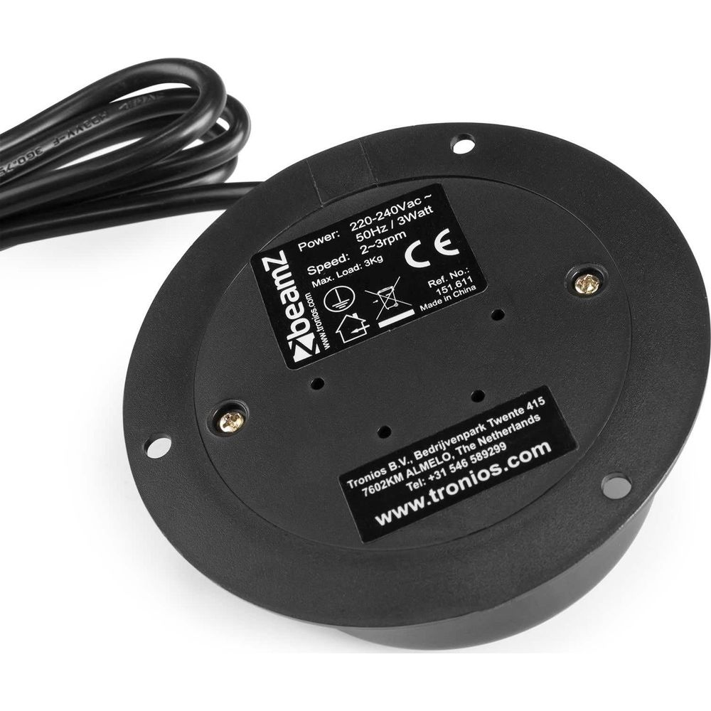 Dispositivo negro con cable, etiqueta muestra potencia, velocidad y marca CE.