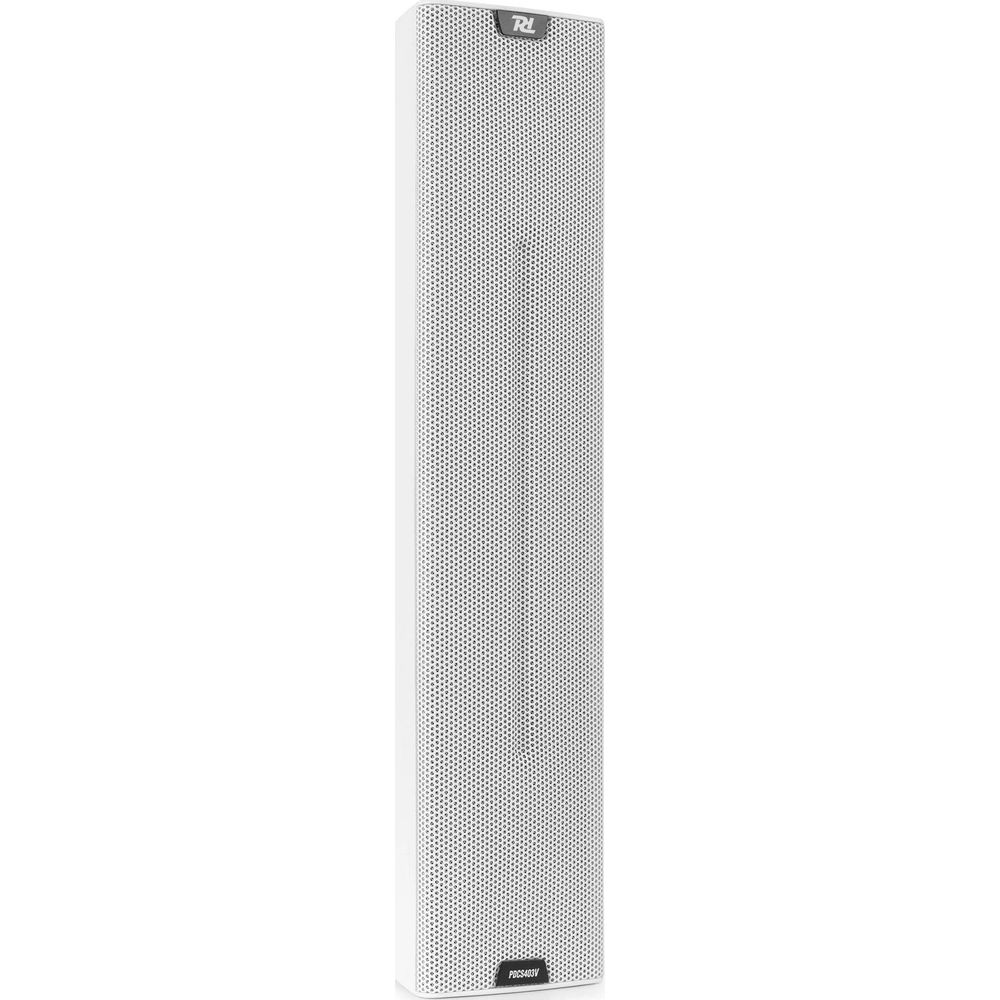 Un altavoz blanco, alto y estrecho con rejilla perforada y logo arriba.
