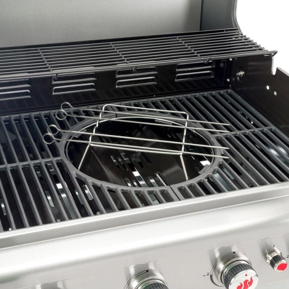 Nahaufnahme eines Grills mit Spießen auf dem Rost.