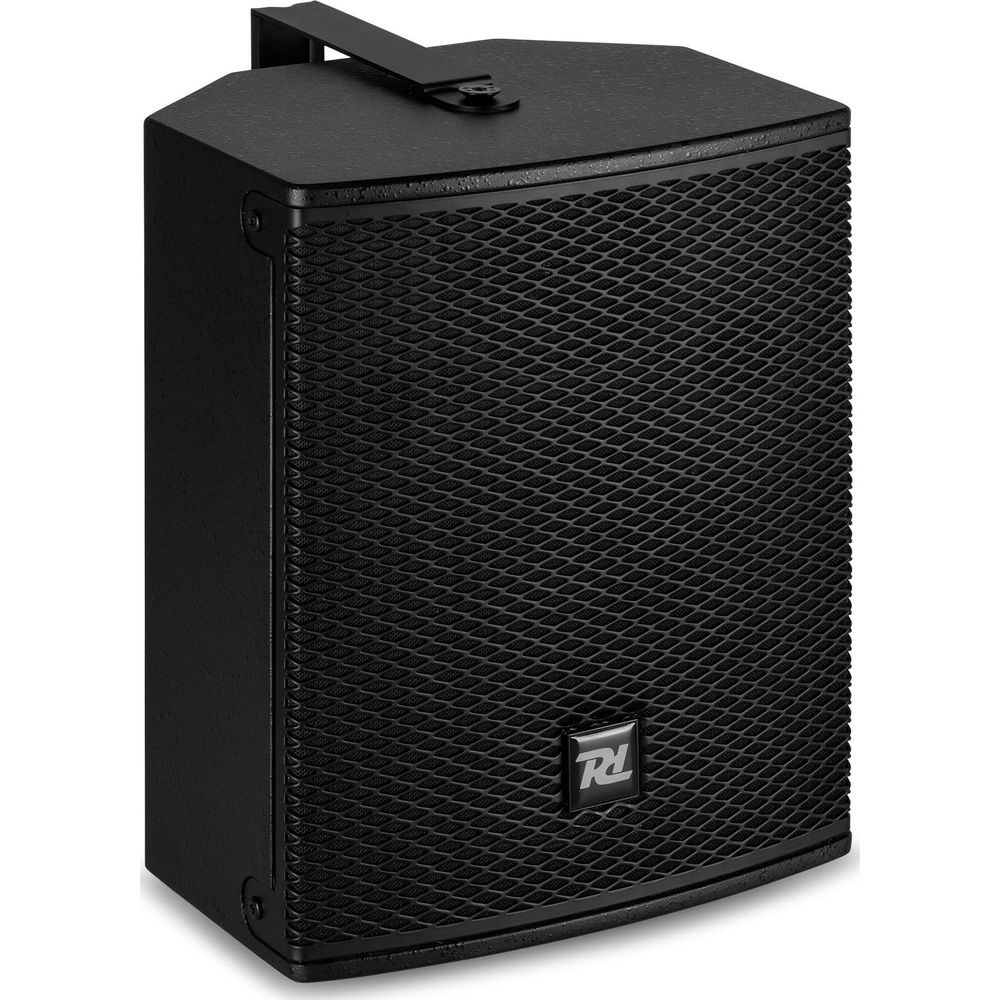 Altavoz negro con rejilla y logo en la parte frontal.
