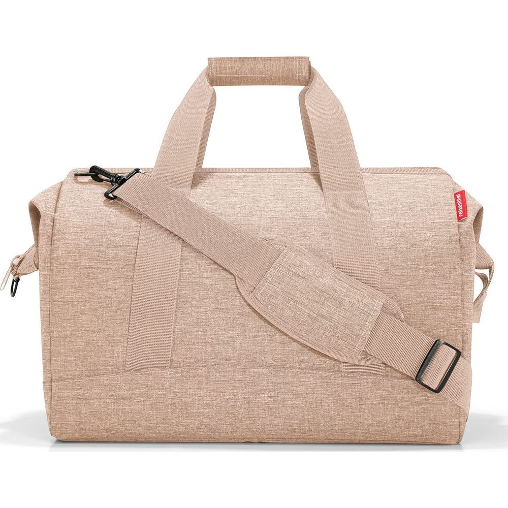 Una bolsa de viaje beige con asas y correa para el hombro.