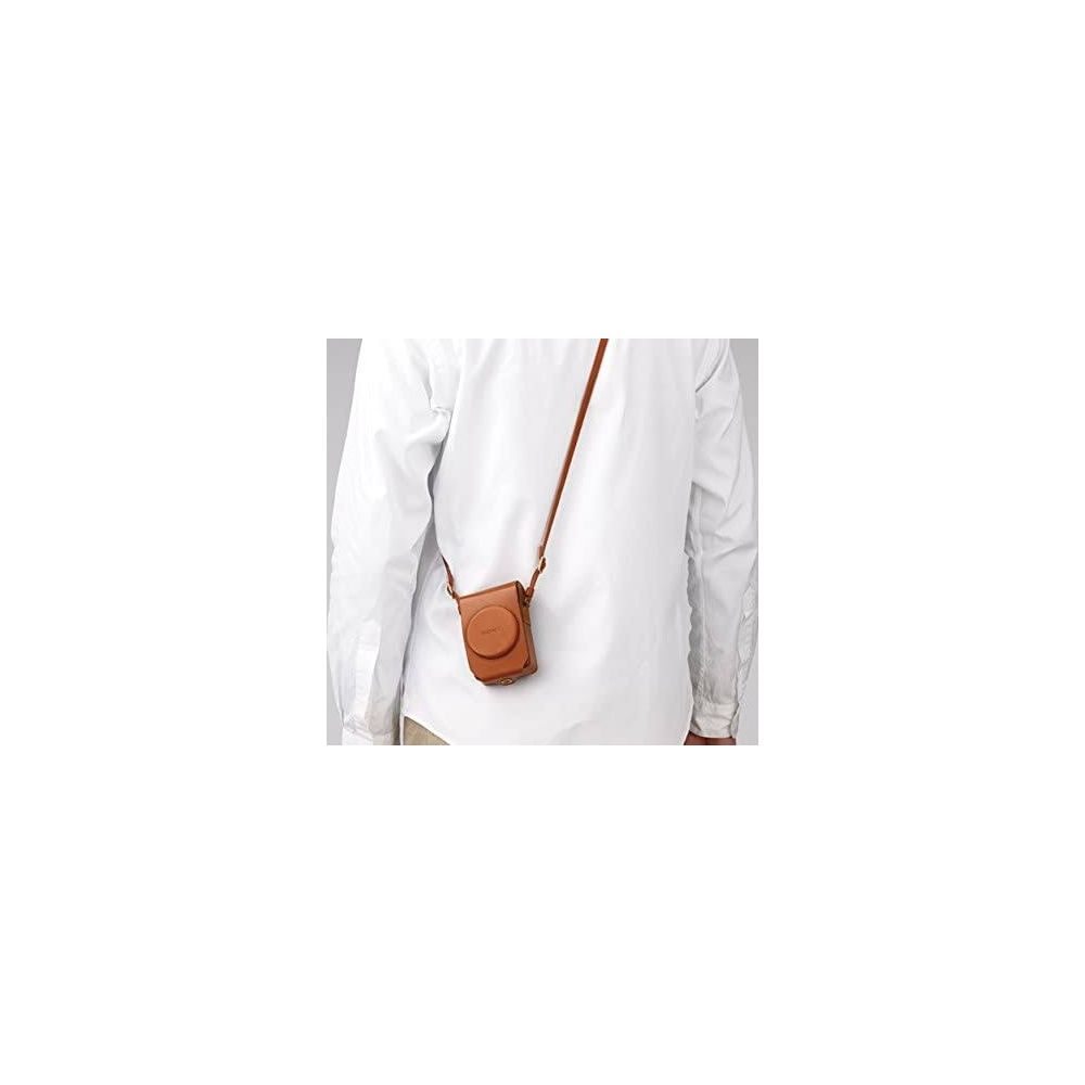 Persona con custodia in pelle marrone a tracolla.