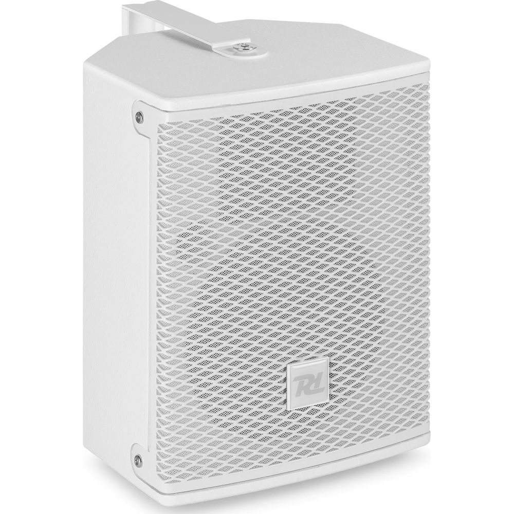 Altavoz blanco con rejilla y logo en el frontal.