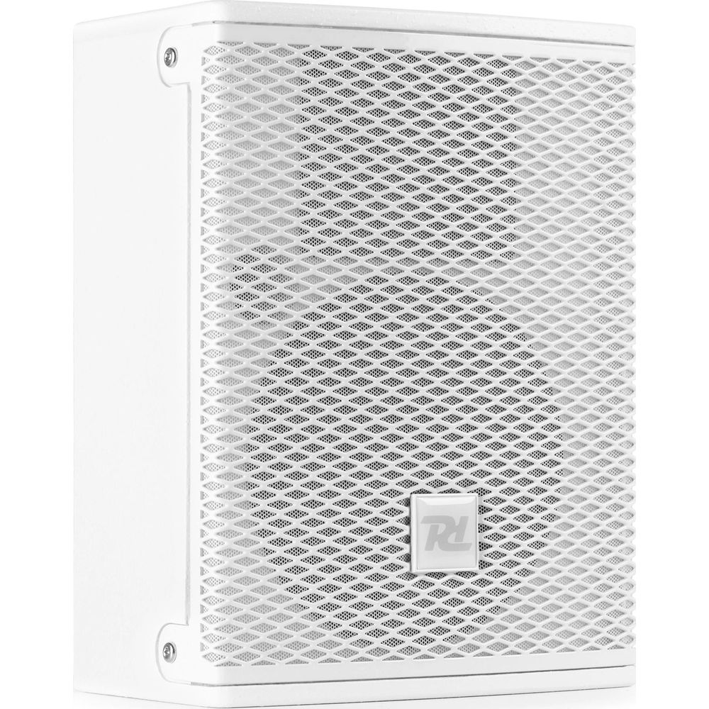 Altavoz blanco con rejilla frontal y logotipo.